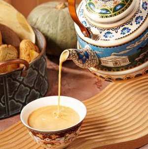 蒙古族传统奶茶制作过程,手工熬制咸奶茶